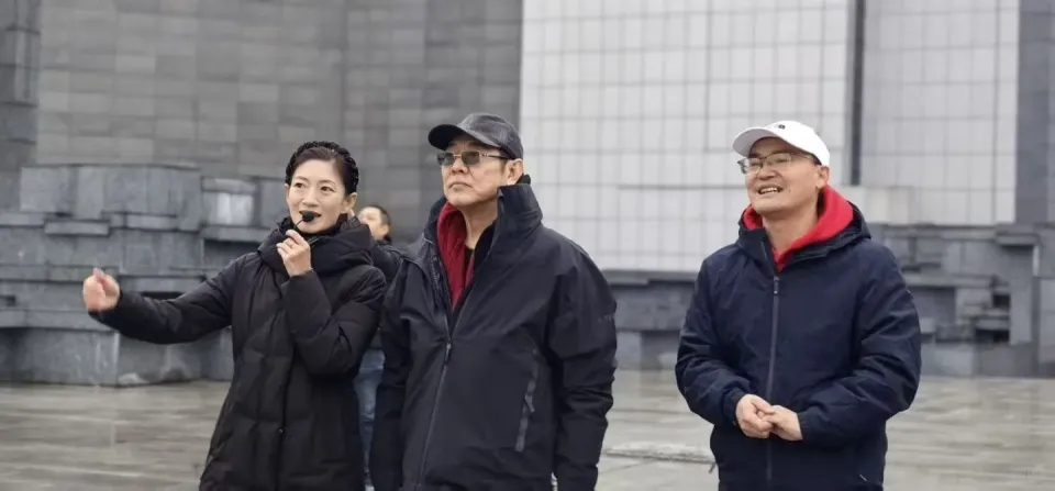 62岁李连杰现身台北法鼓山!一身黑戴佛珠,22岁小女儿陪听弘法