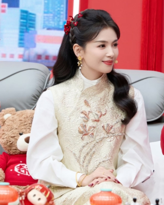 刘涛一身新中式提花套装配微卷长发，优雅又高级