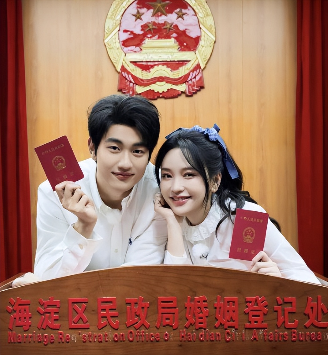 金莎晒结婚五金，小17岁老公曾称：3年前金价四五百，那时候攒的