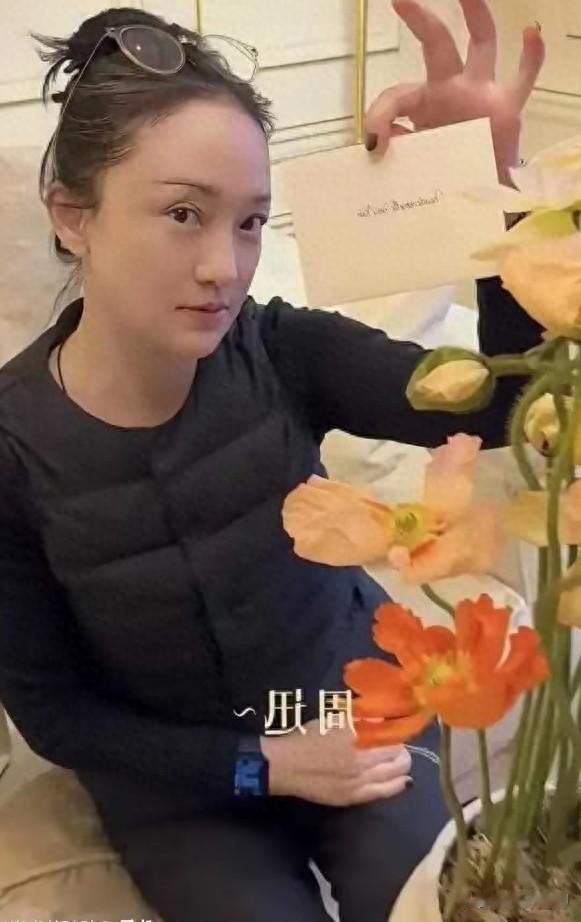 周迅51岁没素颜没滤镜，顶着一头白发逛街 ???购物，一副自然风采