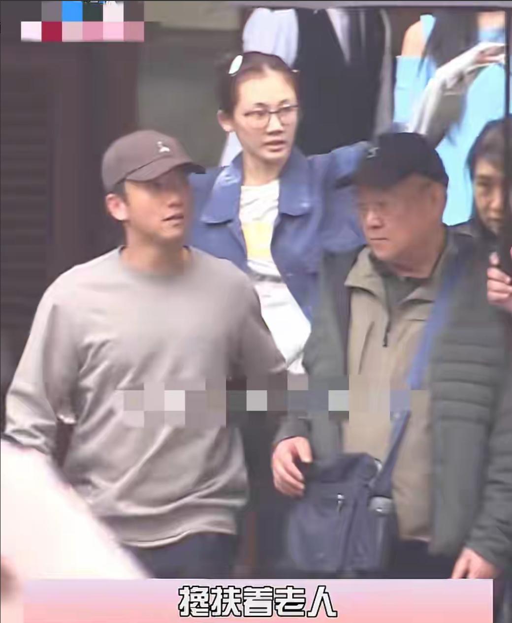郑恺与家人外出就餐，他搀扶着年长的爸爸，苗苗细心的顾前顾后