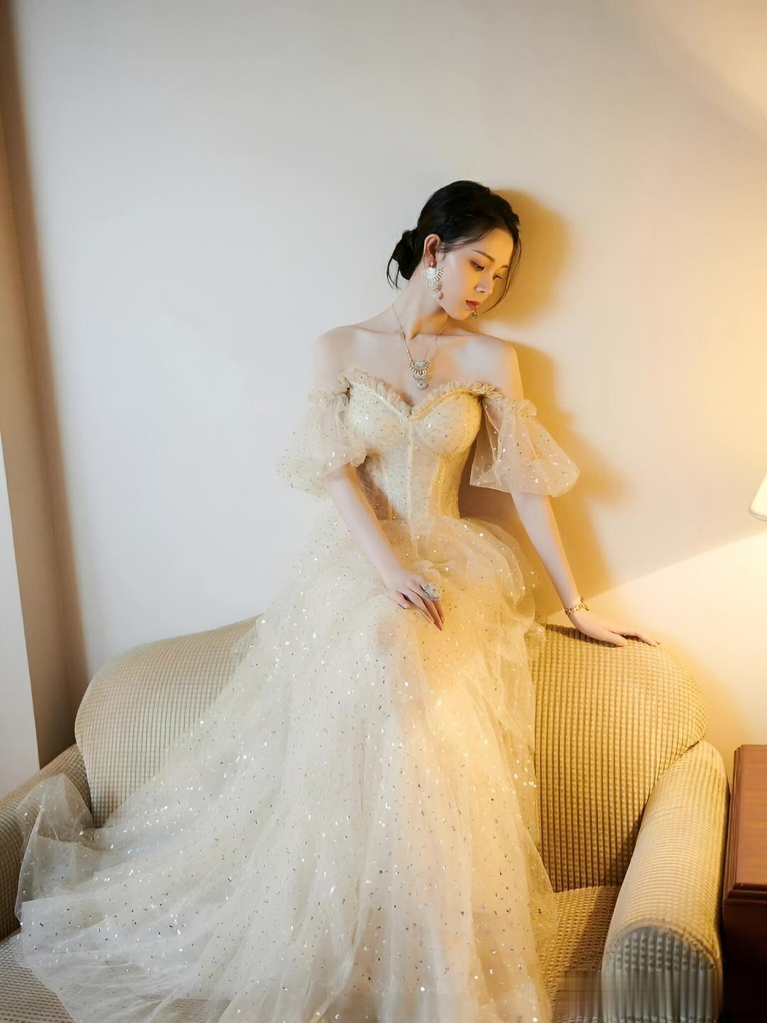 陈瑶的致命诱惑：薄纱裹身，美肩锁骨若隐若现太绝了