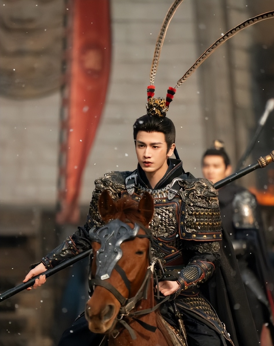 放不下精致妆容就别演将军！张凌赫一出手，就给内娱演员敲警钟