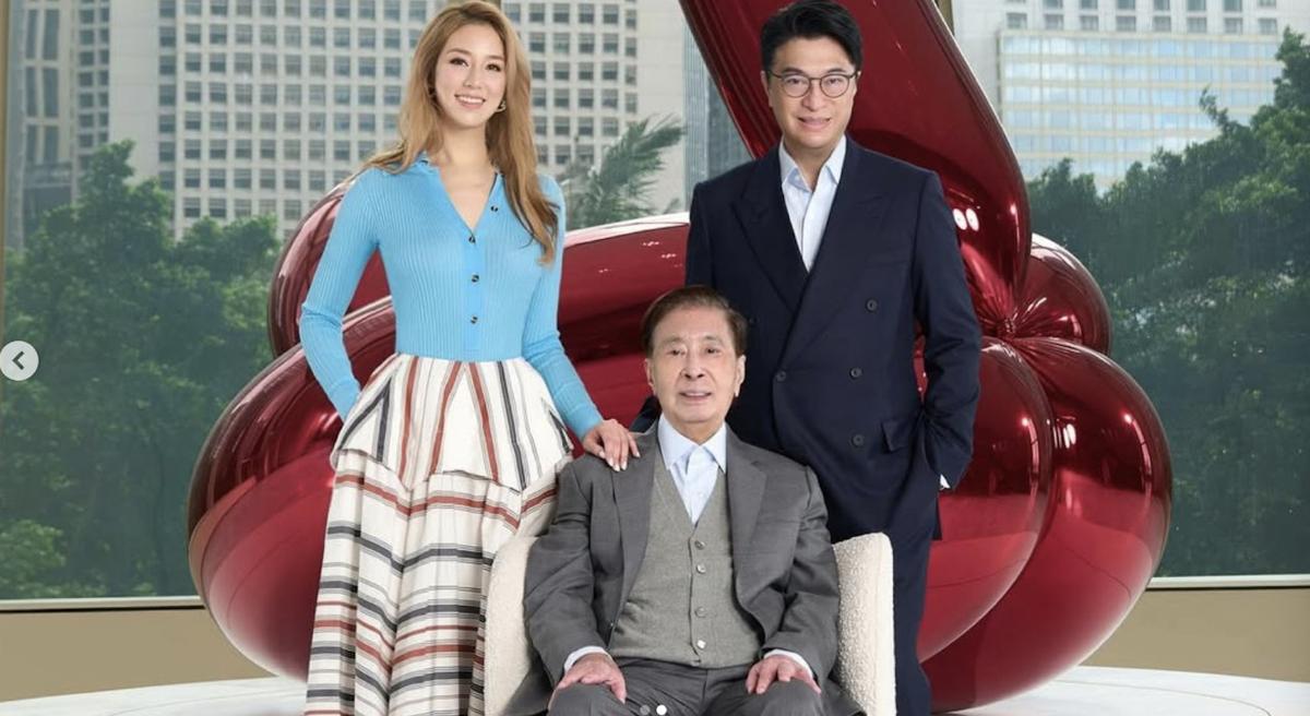 徐子淇现身恒基艺术庆典,金发白裙状态松弛,李家诚在旁笑不拢嘴