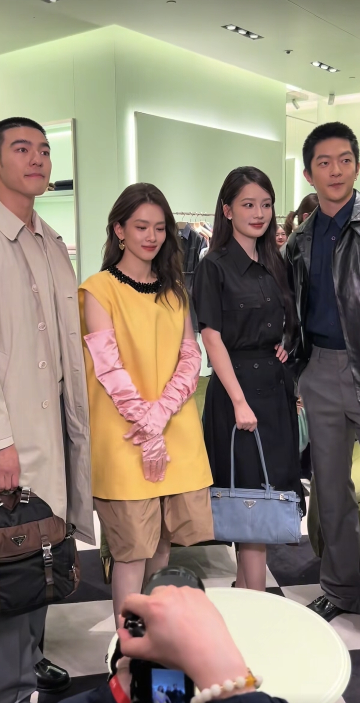 腿好细脸好小！李沁出席线下活动，黑色长发搭配黑裙，美神降临