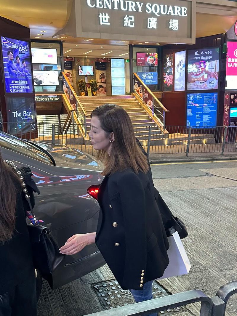 生下长女后,她官宣嫁给美国百亿富豪,如今定居美国儿女双全