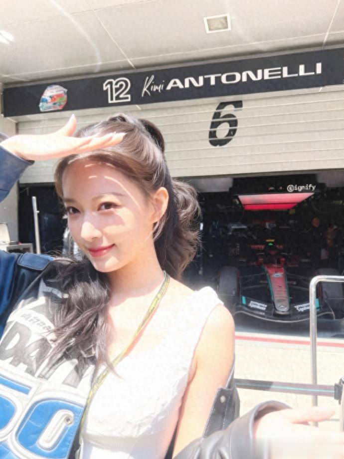 程潇F1赛车场刷屏：别扯甜酷造型，这3件狠事，才是她火的真相
