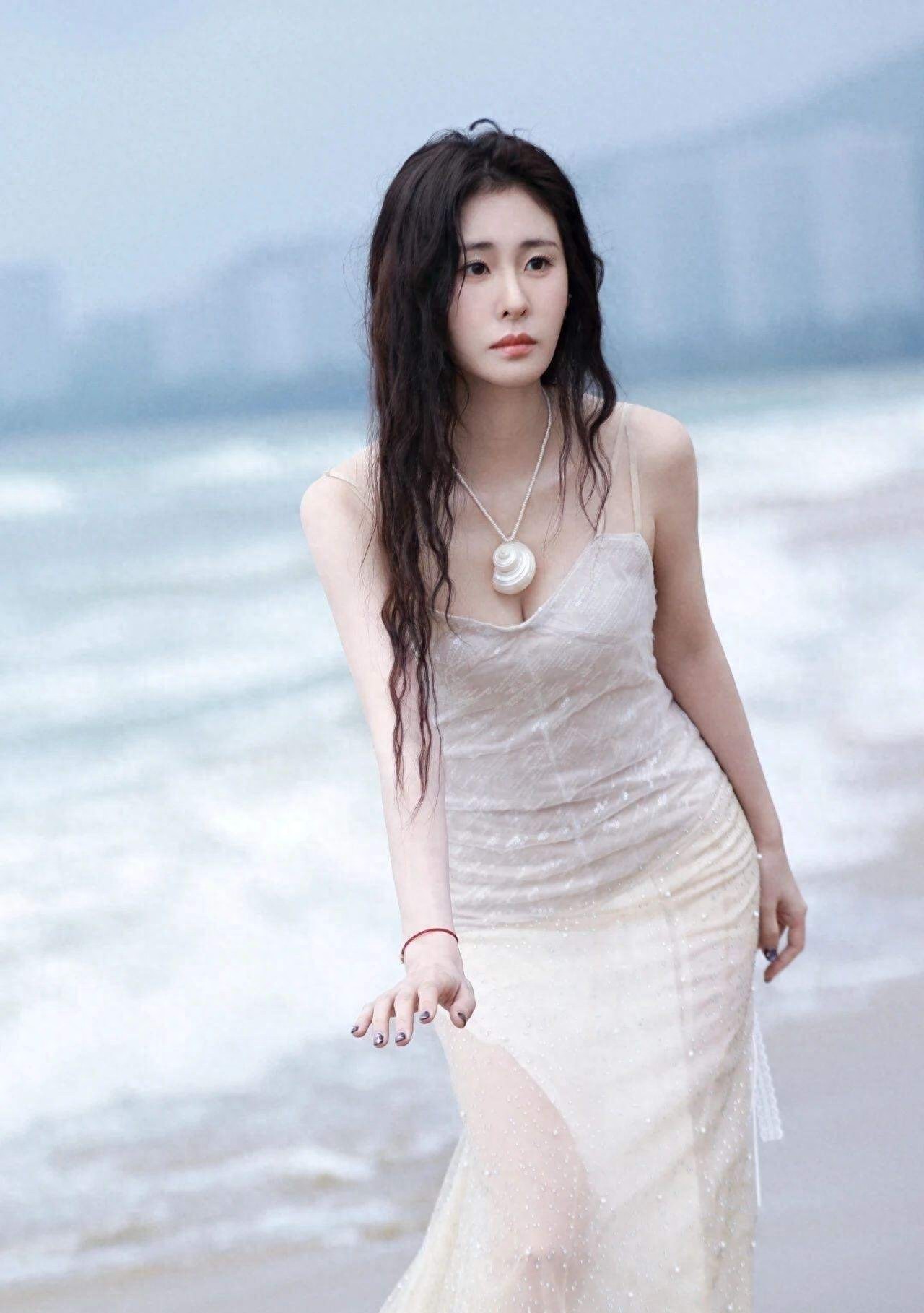 张碧晨海边休闲美图
