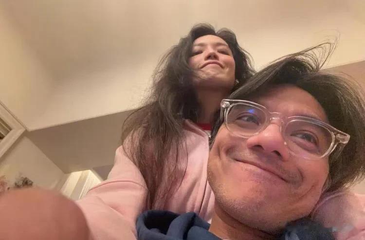 舒淇晒全家福！亲弟比她显老 豪宅奢华 冯德伦和岳父母互动亲密