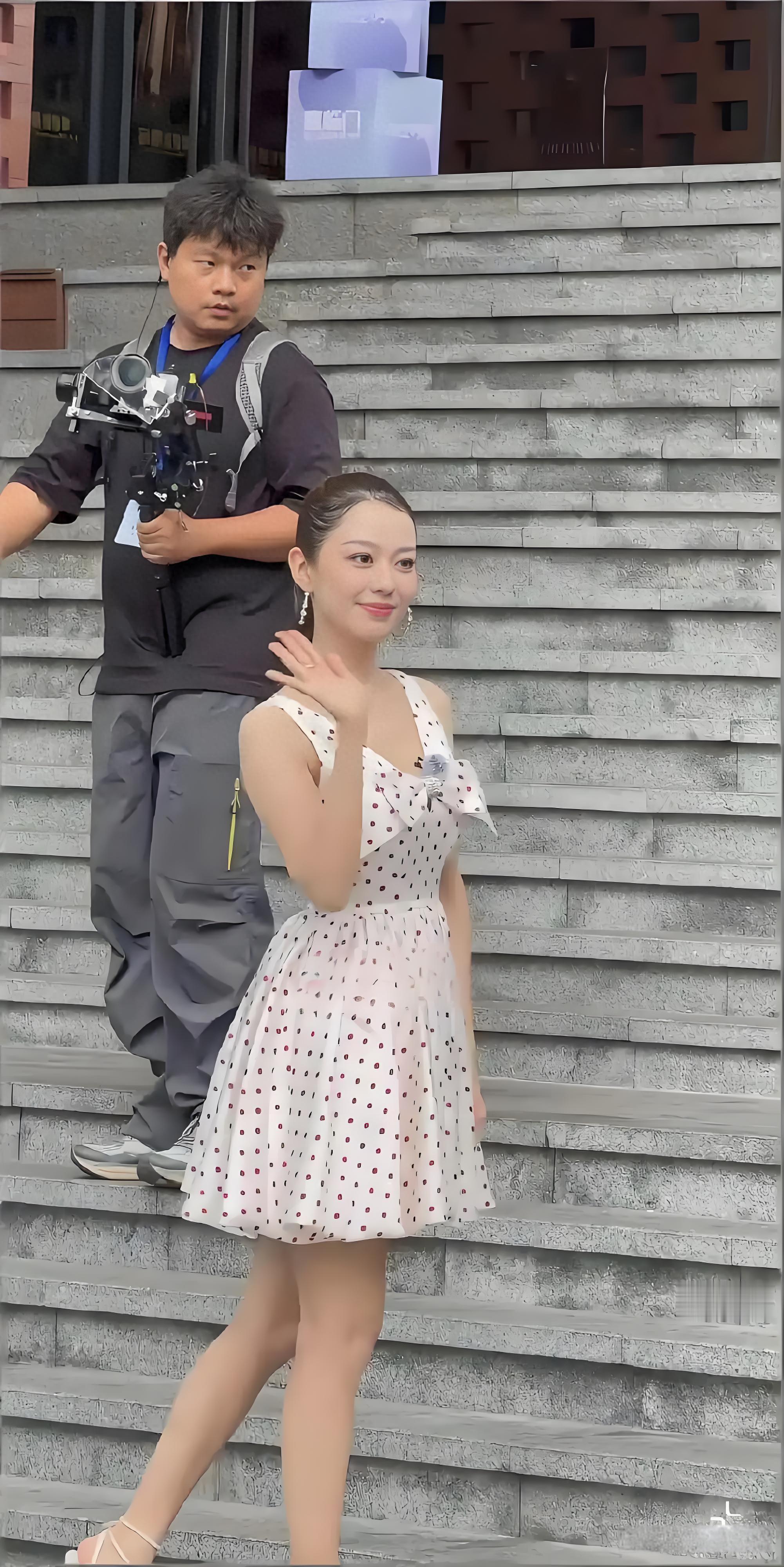 31岁吉娜录节目路透，一身碎花裙优雅又漂亮，还对粉丝比心好温柔