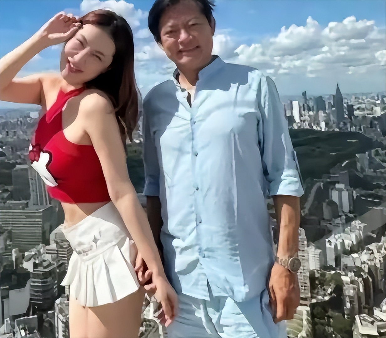 她是央视认证的大歌唱家，嫁大31岁二婚老头，如今周游世界很幸福