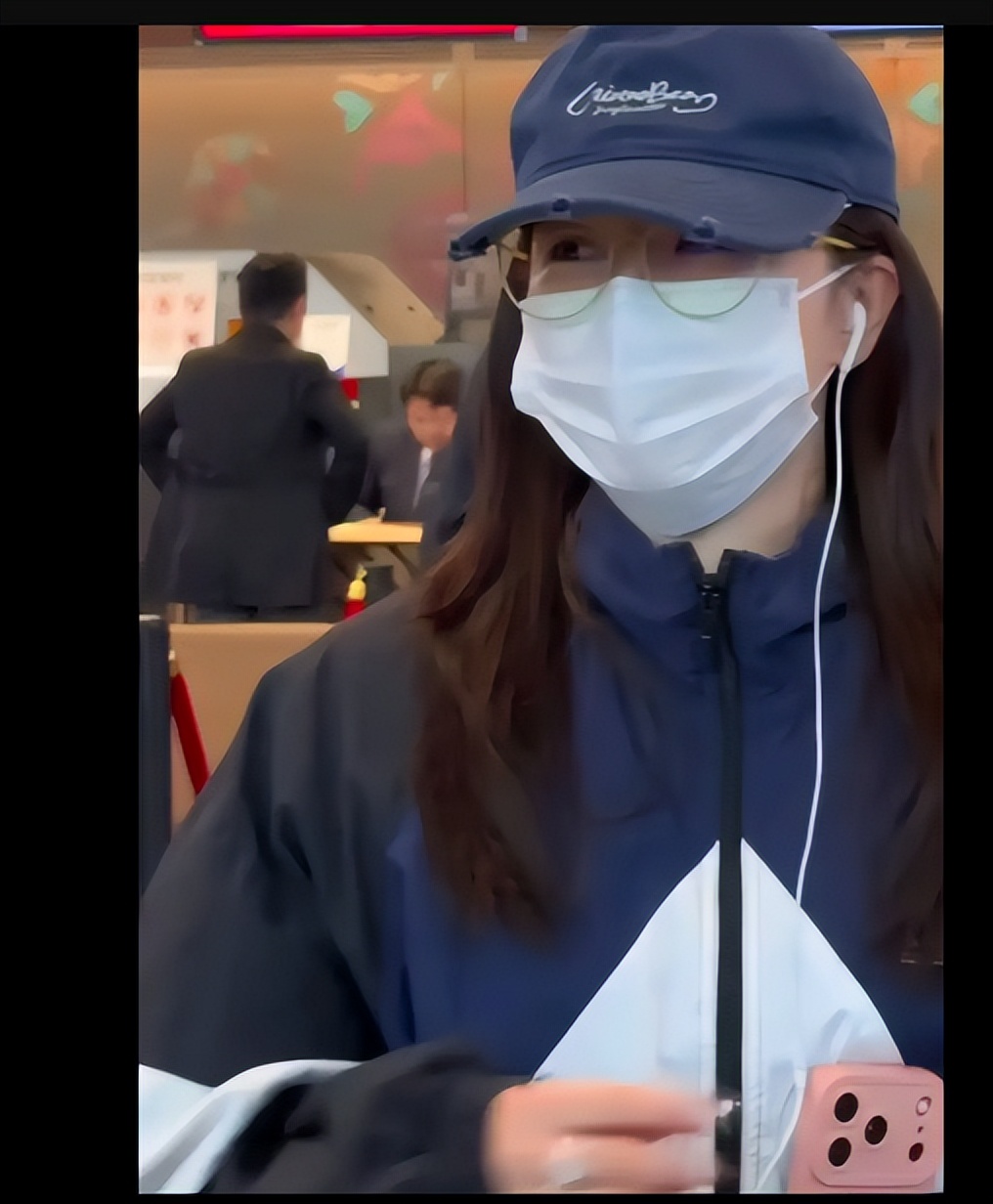 结婚以后，阚清子与老公机场同行， 夫妻感情深厚！
