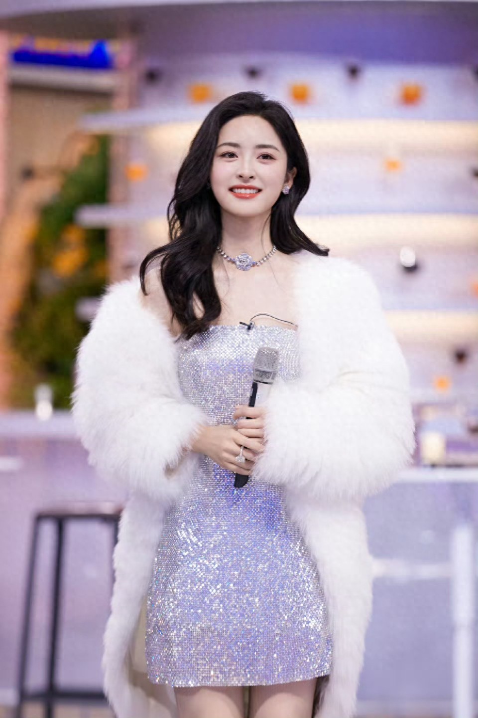 沈月舞台上美的发光，贵气与甜美融合真迷人