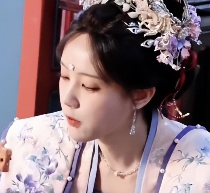 女顶流明星现身医院急诊，被网友偶遇，虚弱到站不稳需要搀扶
