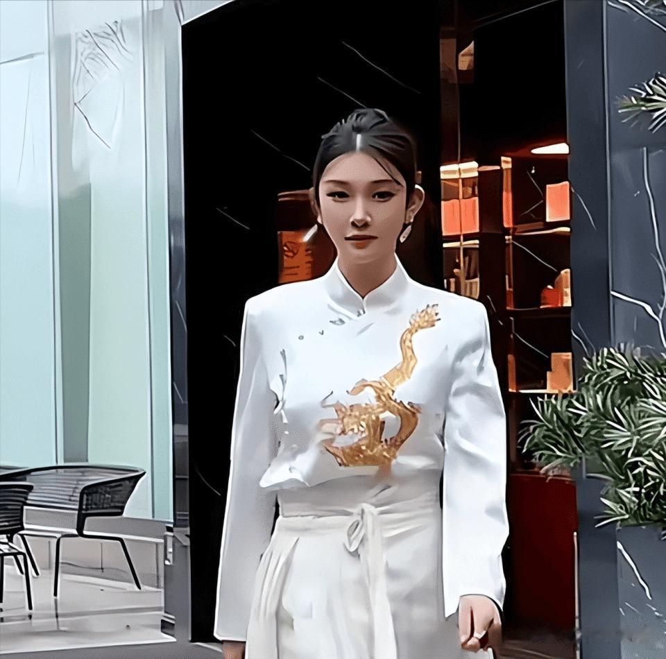 杨子带23岁李隽子见91岁母亲，她能被杨家认可，绝非只是年轻漂亮