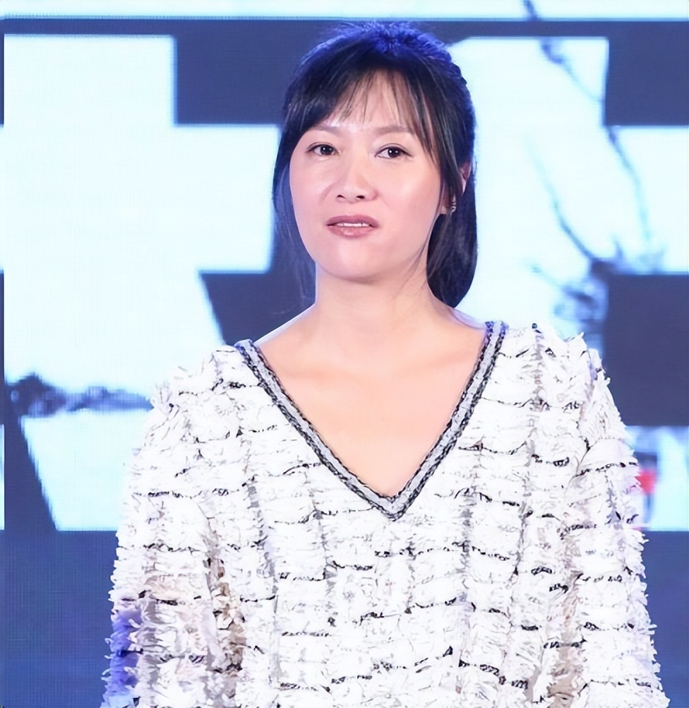 51岁徐静蕾美国超市被拍，胖到不敢认！旁边黄立行头发花白？
