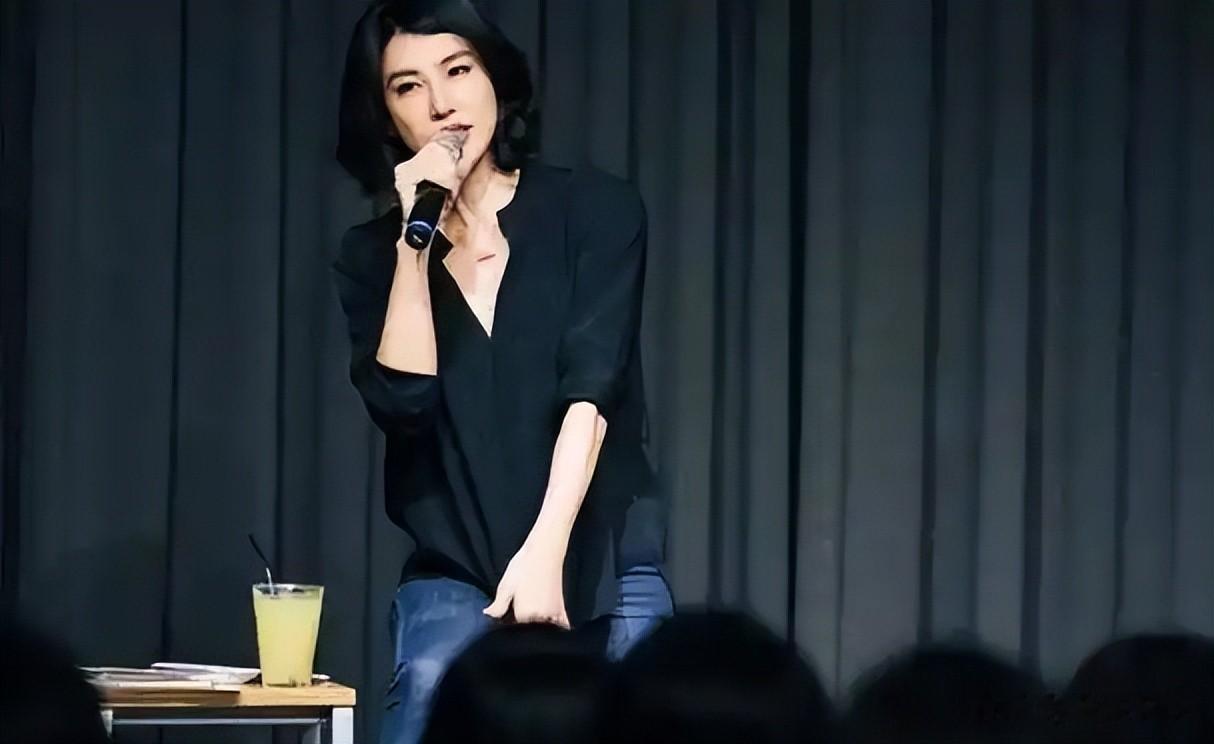 57岁女主持定居上海6年！离婚后与歌手前男友复合，4个孩子已离巢