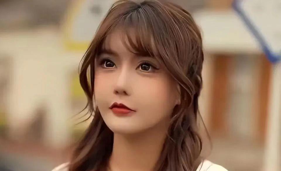 四次婚变、未婚先孕、撕裂母亲,整容33次,她26岁为何如此疯狂?