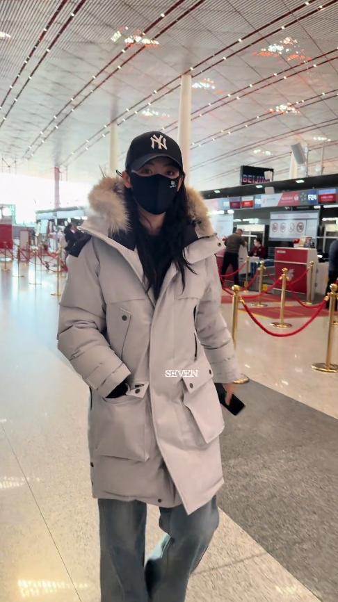 陈丽君回老家，穿大棉袄双手插兜松弛，素颜气质清冷有辨识度