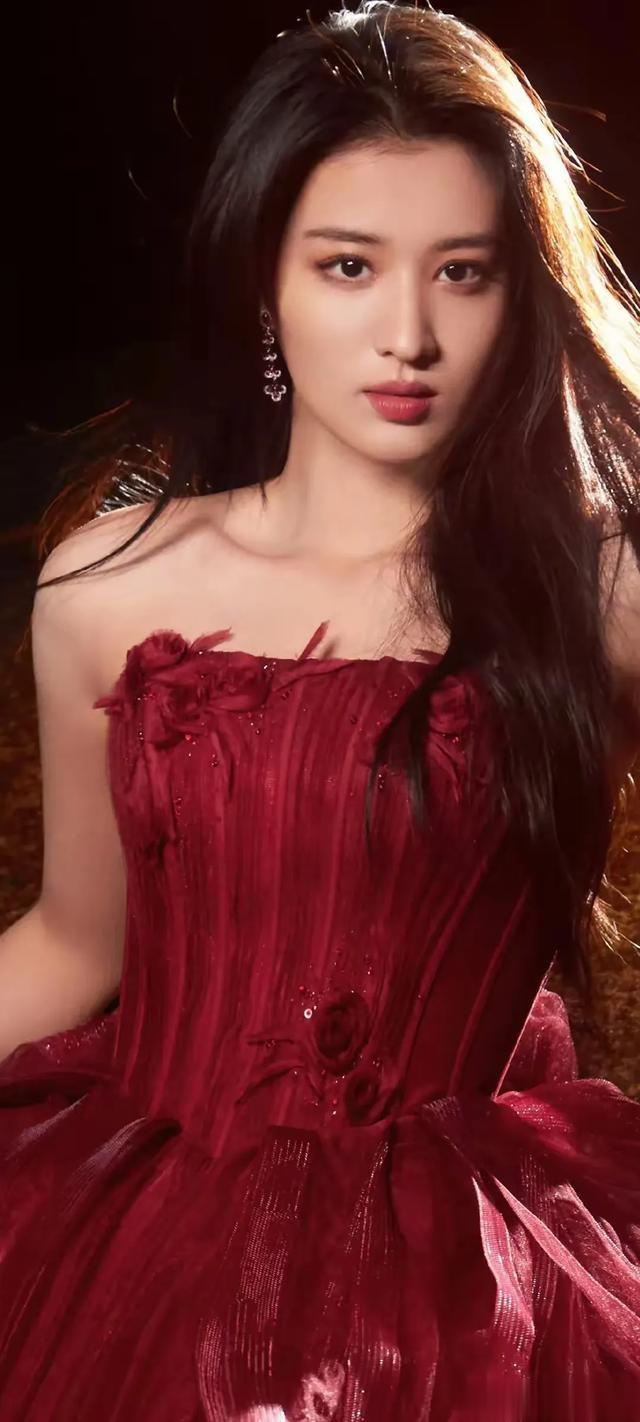 王楚然春晚造型太美了，穿红裙明艳大气，状态好的像18岁!