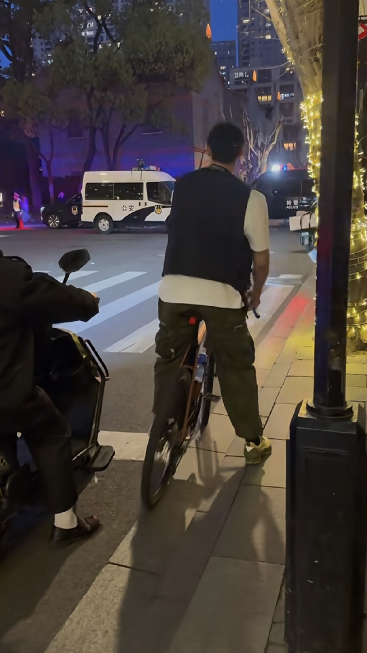 又遛弯了！黄景瑜上海街边被偶遇，骑着自行车，本人超级帅呀