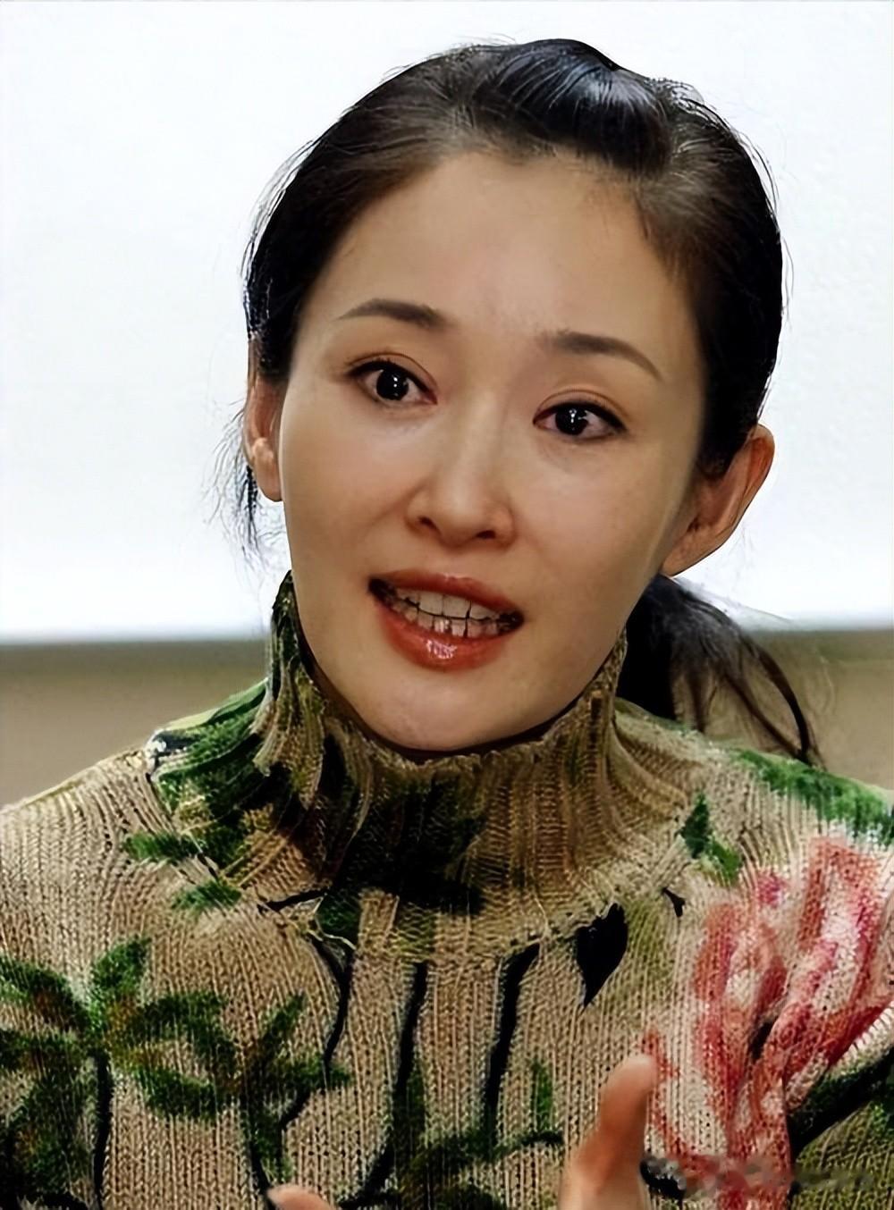 被传吸毒、深陷哺乳门风波,富豪丈夫至今不离婚,把公司给她管理