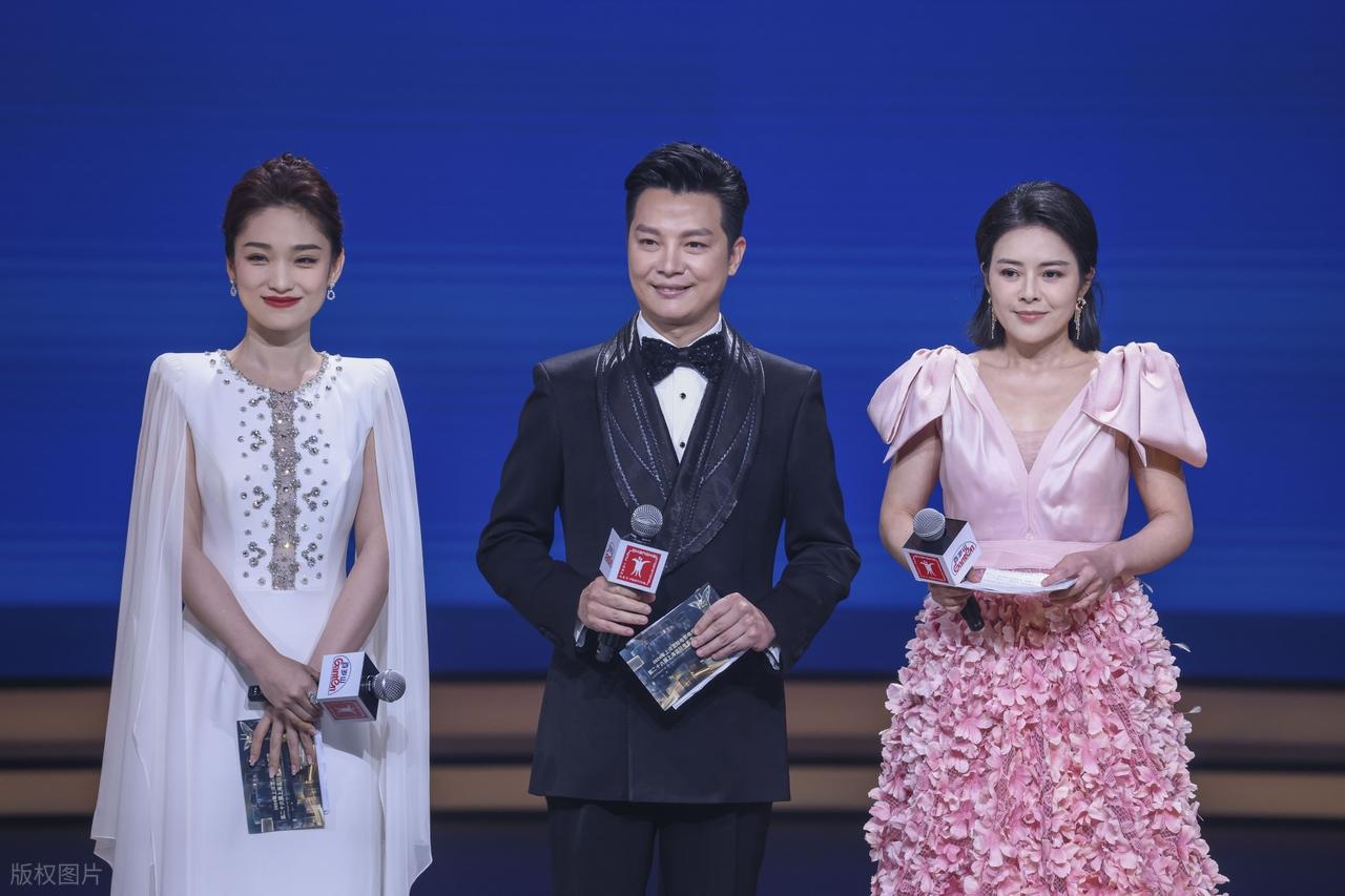 任鲁豫一家三口临沂被遇，妻子肤白貌美似明星，4岁儿子超像爸爸