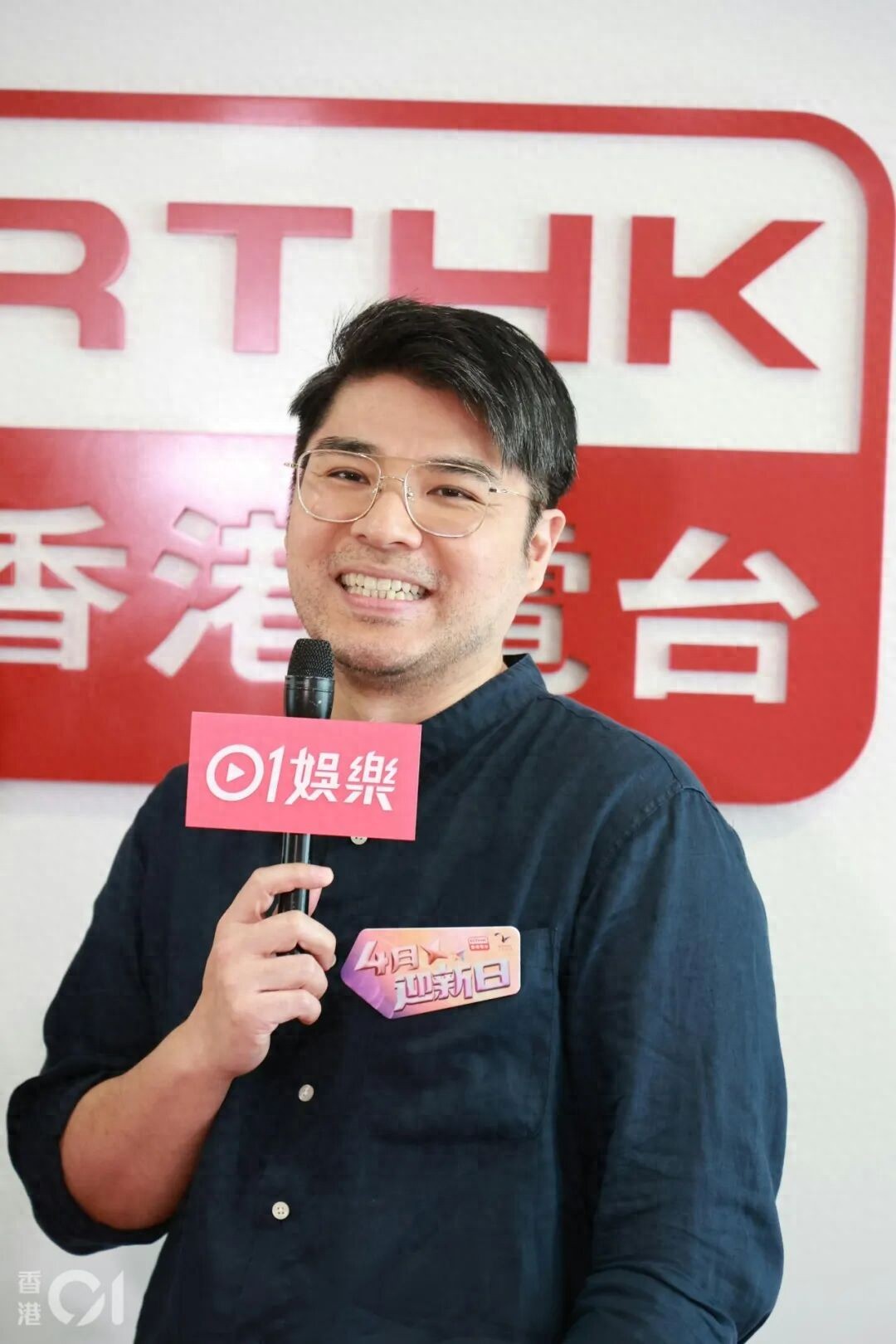 45岁港星新工作官宣！即将当爸自嘲身材发福，老戏骨父亲喜极而泣