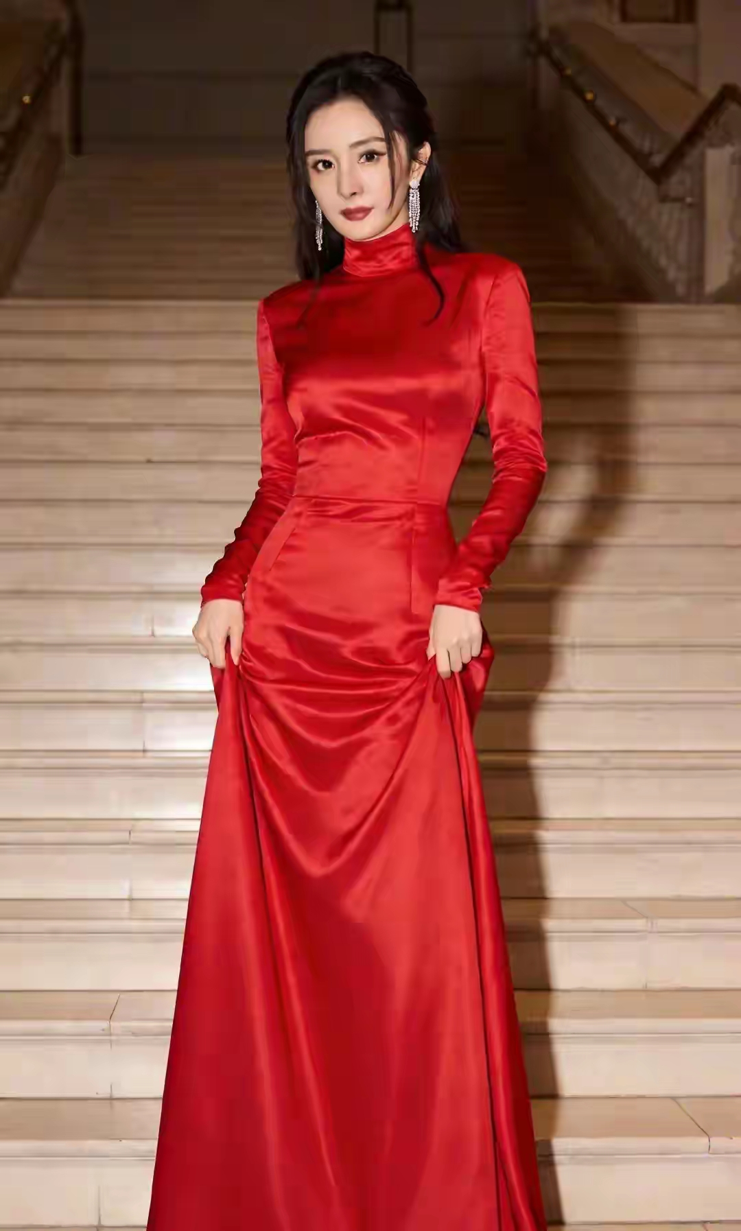 红绸曳地,杨幂这一身把明艳与温柔穿到极致
