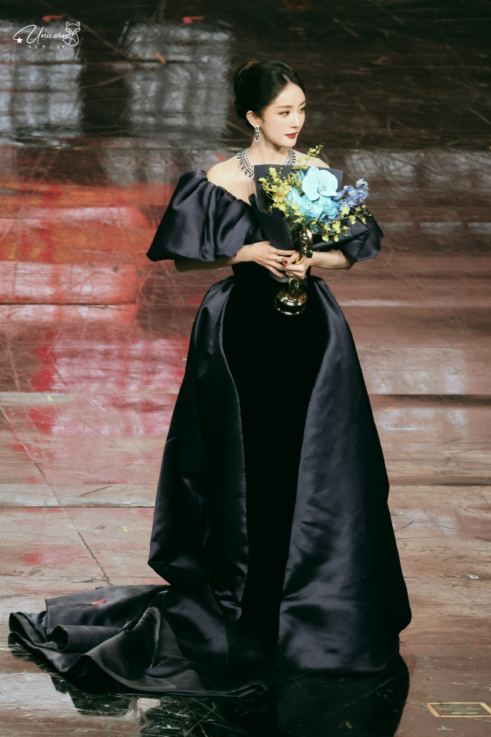 杨幂三封微博QUEEN：实力闪耀，魅力出圈！