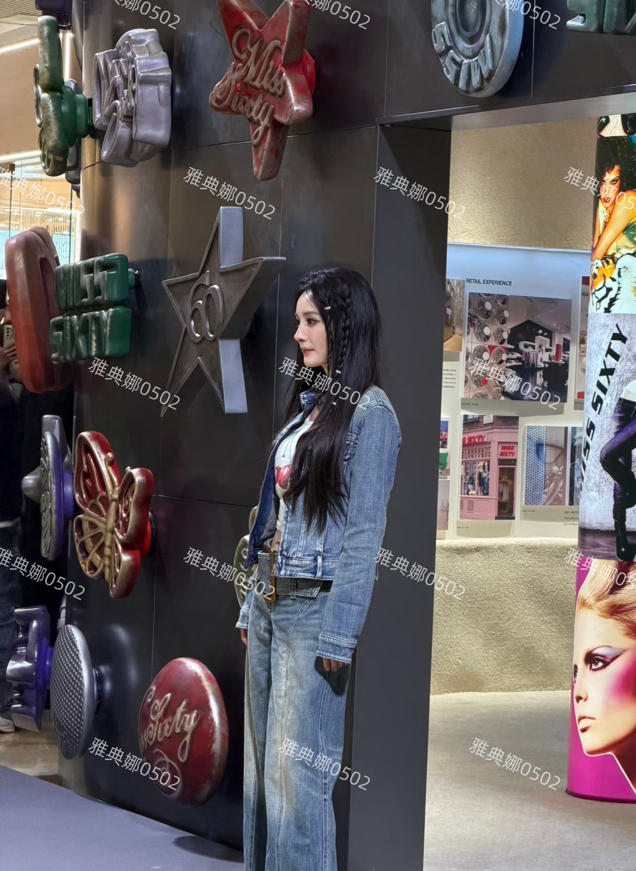 杨幂很瘦身材很好,但40岁的她脸已经撑不起露脐小辫的少女装扮了