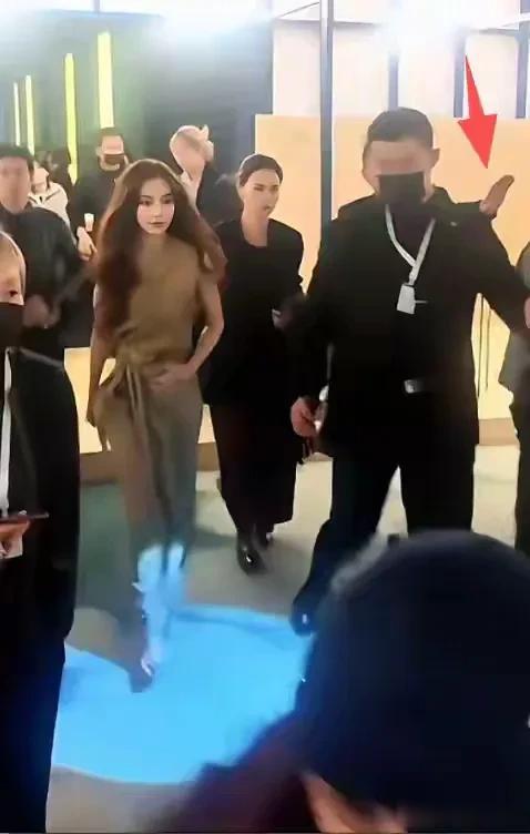 上海这夜，万茜撞脸杨澜，殷桃穿着睡袍，杨颖捂着肚子保镖呵斥人