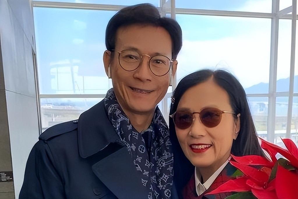 郑少秋女儿现状：老大自杀，老二38岁抑郁未婚，老三老四享尽父爱
