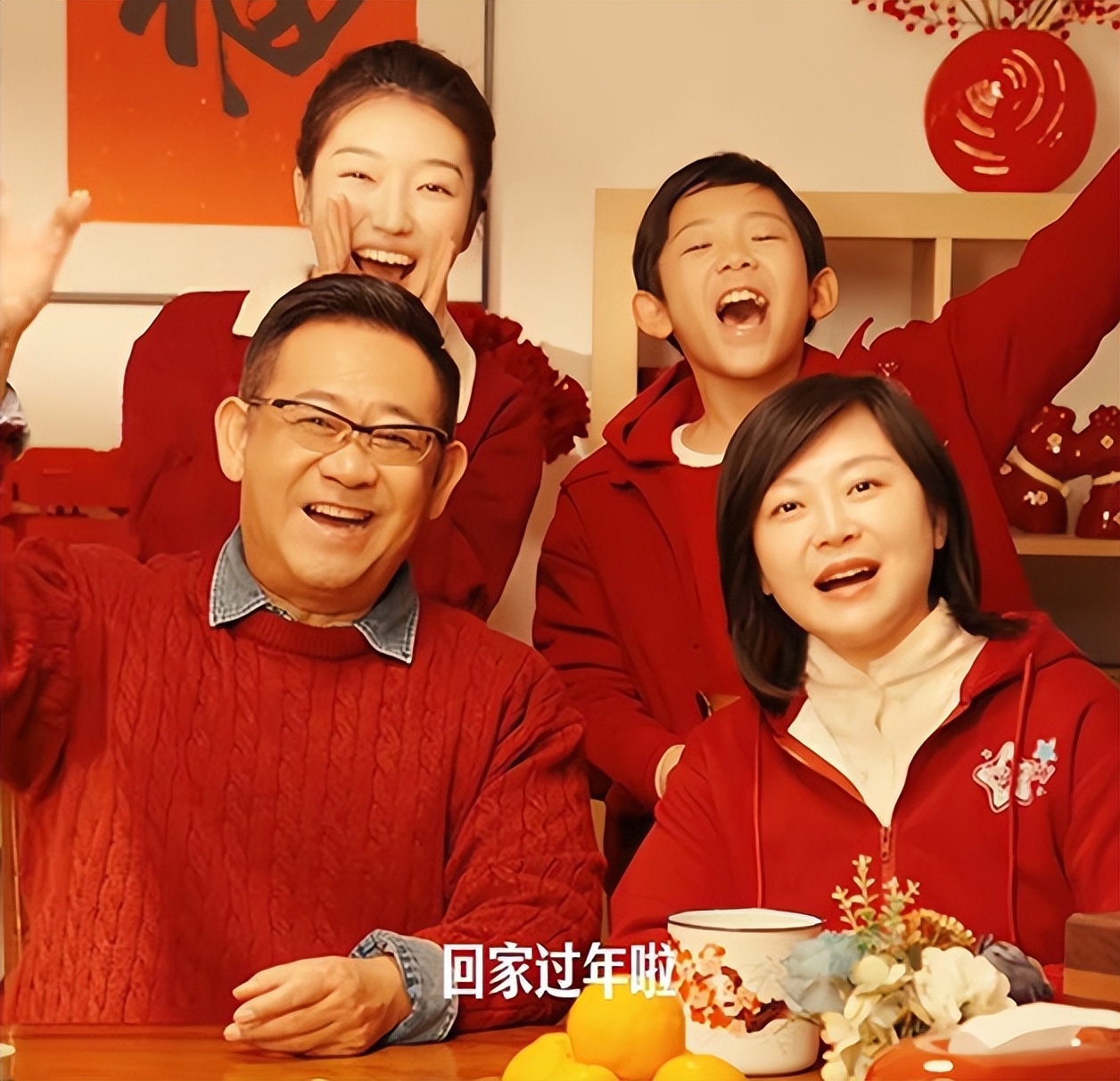 姜武一家住北京四合院豪气，和儿子一起挂灯笼，妻子女儿出镜漂亮