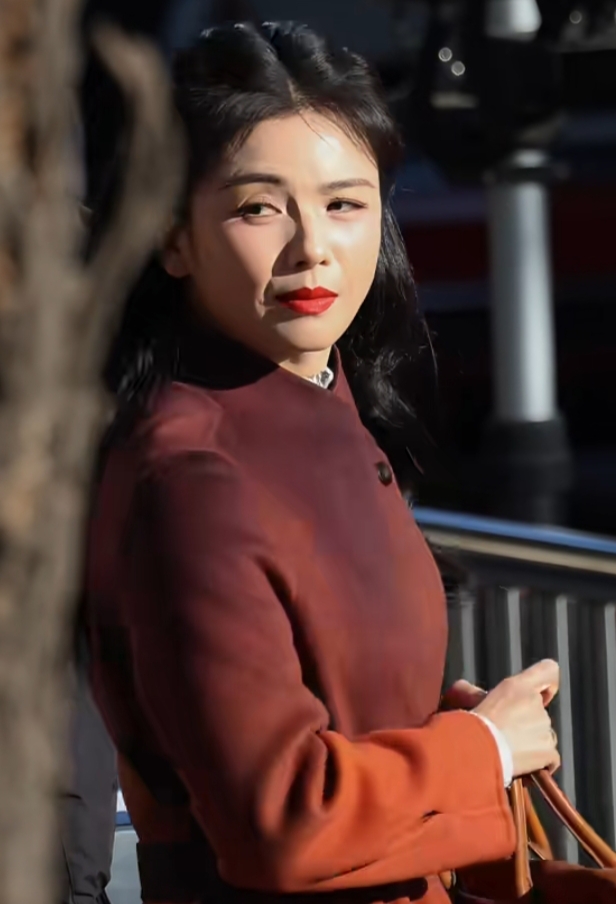 刘涛现身春晚第四次联排，穿中式立领羊绒大衣，优雅又漂亮
