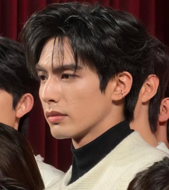 宋威龙MOVA活动生图，宽肩窄腰长腿身材绝