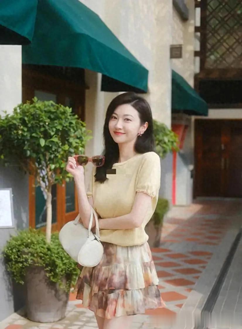 景甜私服穿搭真时髦！黄色T恤+印花短裙，减龄又高级！
