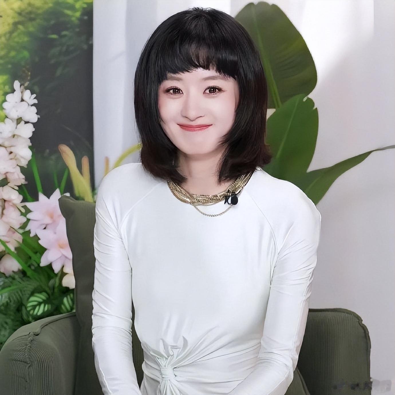 被短发的赵丽颖惊艳 不穿暴露礼服却艳压群芳 网友：林更新得避嫌了