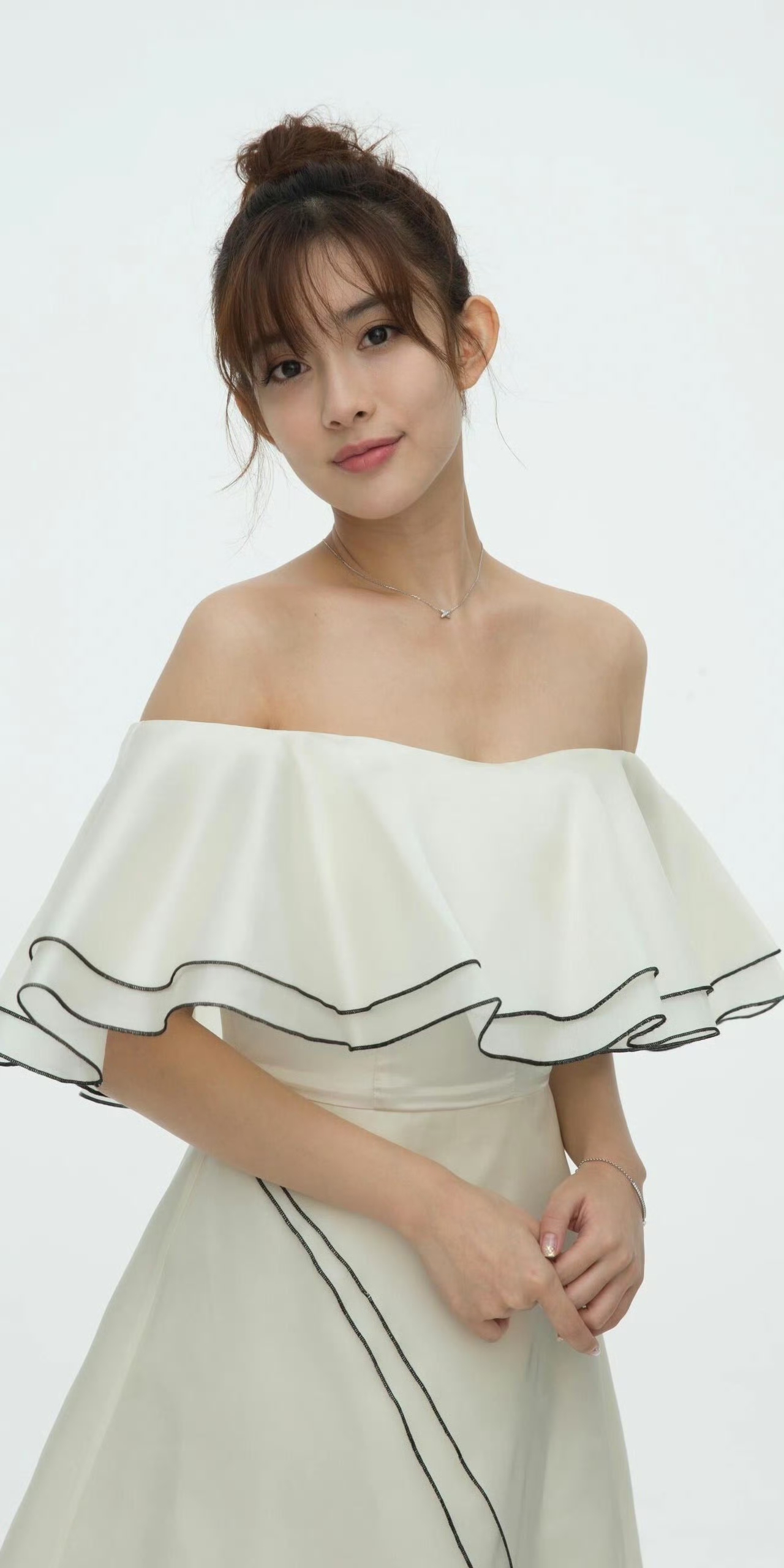 孟子义早期形象照，白裙锁骨好精致。