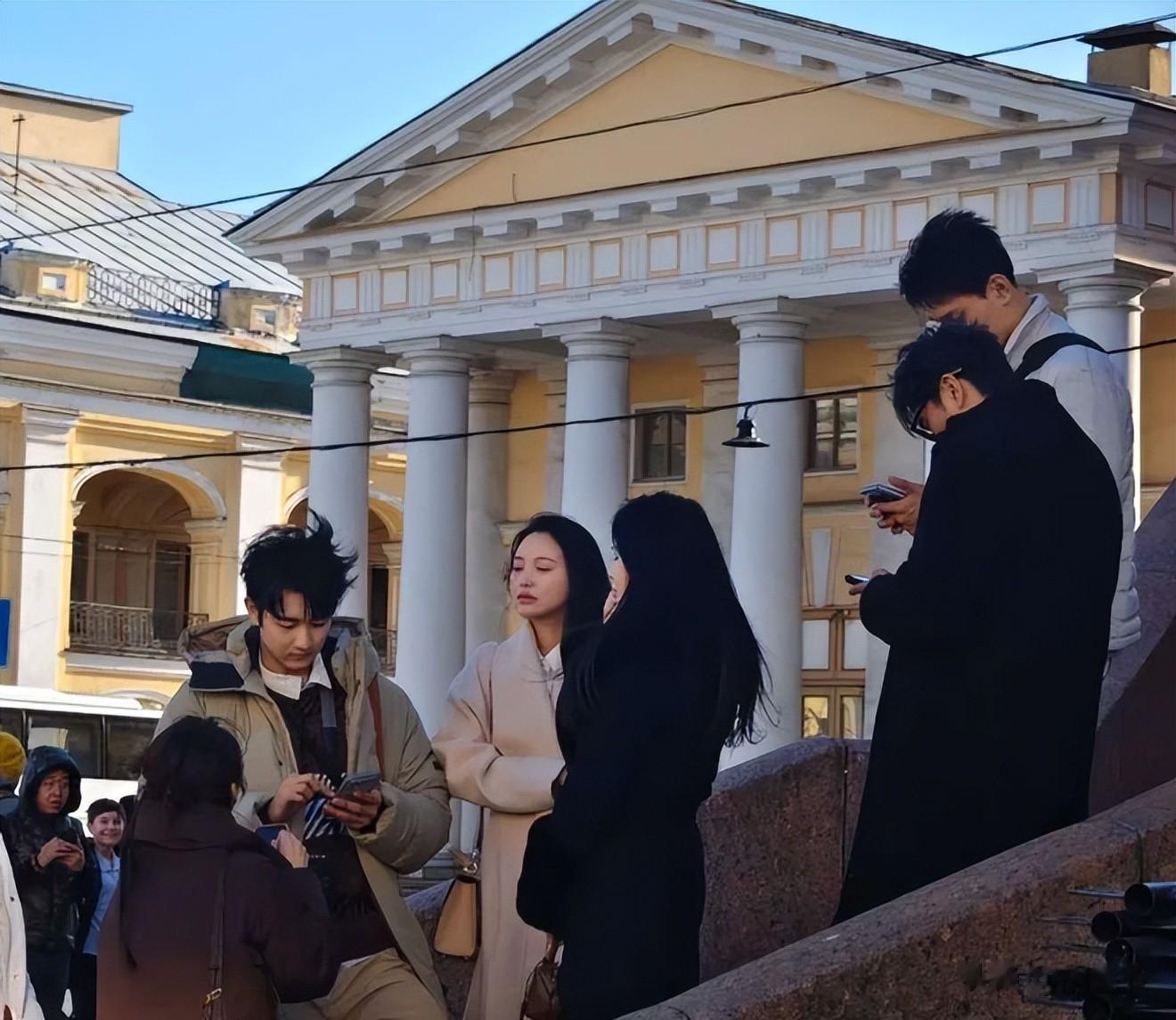 《妻旅2026》路透：男星都低头玩手机，女星聊八卦，唯她格格不入