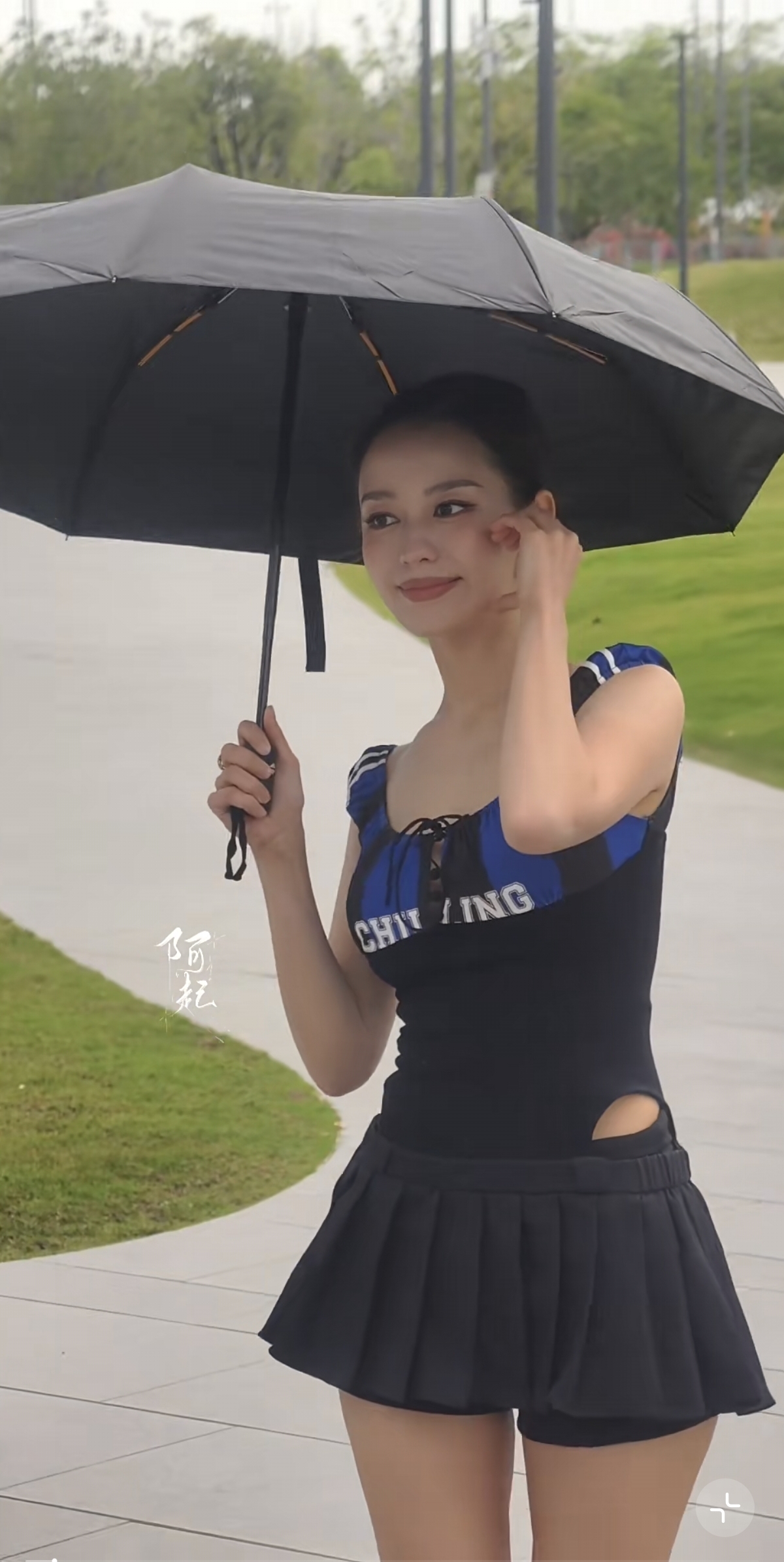 吉娜今日线下被偶遇，穿短裙身材是真好，人也好还一直跟粉丝比心