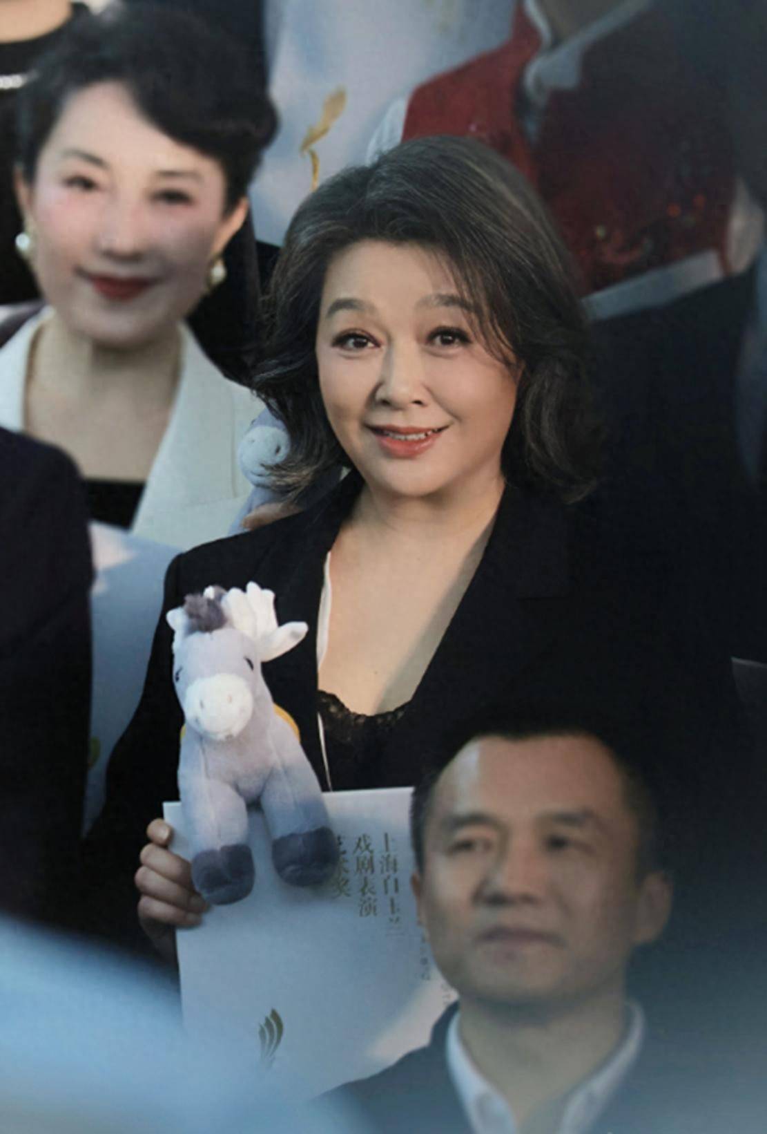 58岁江珊露面，150斤身材穿西装