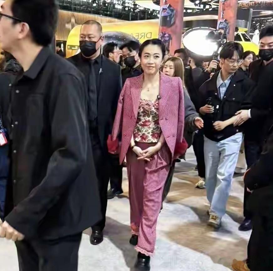 女首富甘比来到上海，天庭饱满一看就是漂亮女神，人家可朴素大方