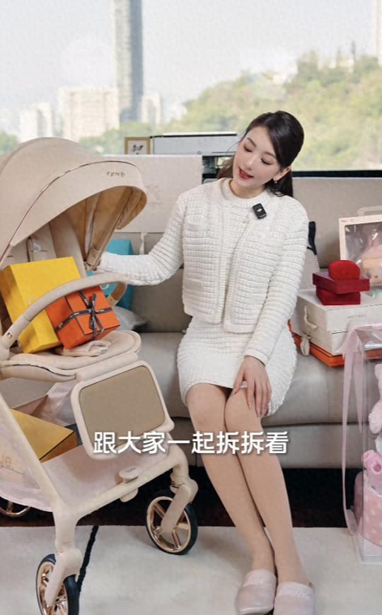 方媛晒3胎女儿满月礼！金锁玉镯多到放不下，3500的婴儿车不算贵