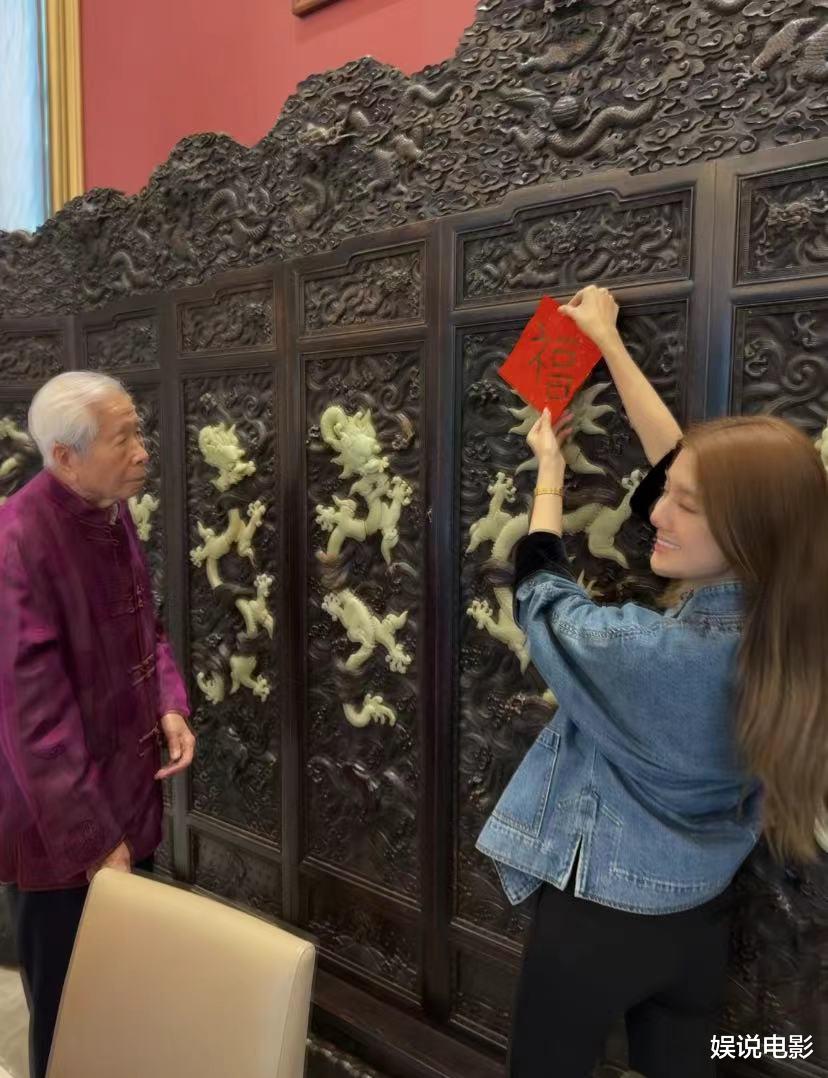 看看施伯雄爷爷写的“福”字,再看吴千语写的,不能缺什么秀什么