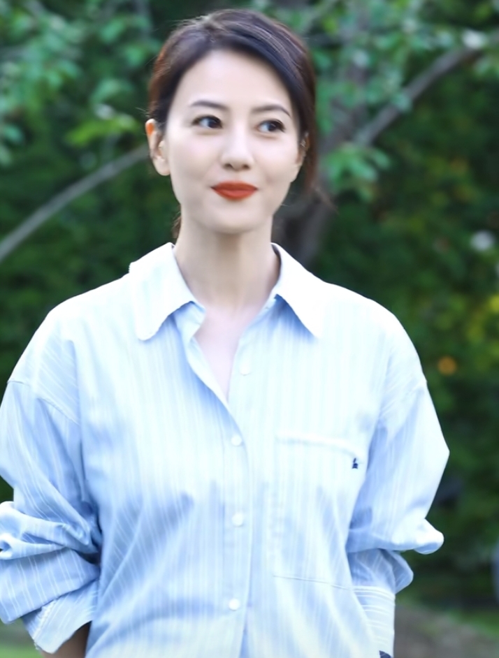 高圆圆春日营业照太惊艳，衬衫低马尾造型，气质清爽美貌依旧