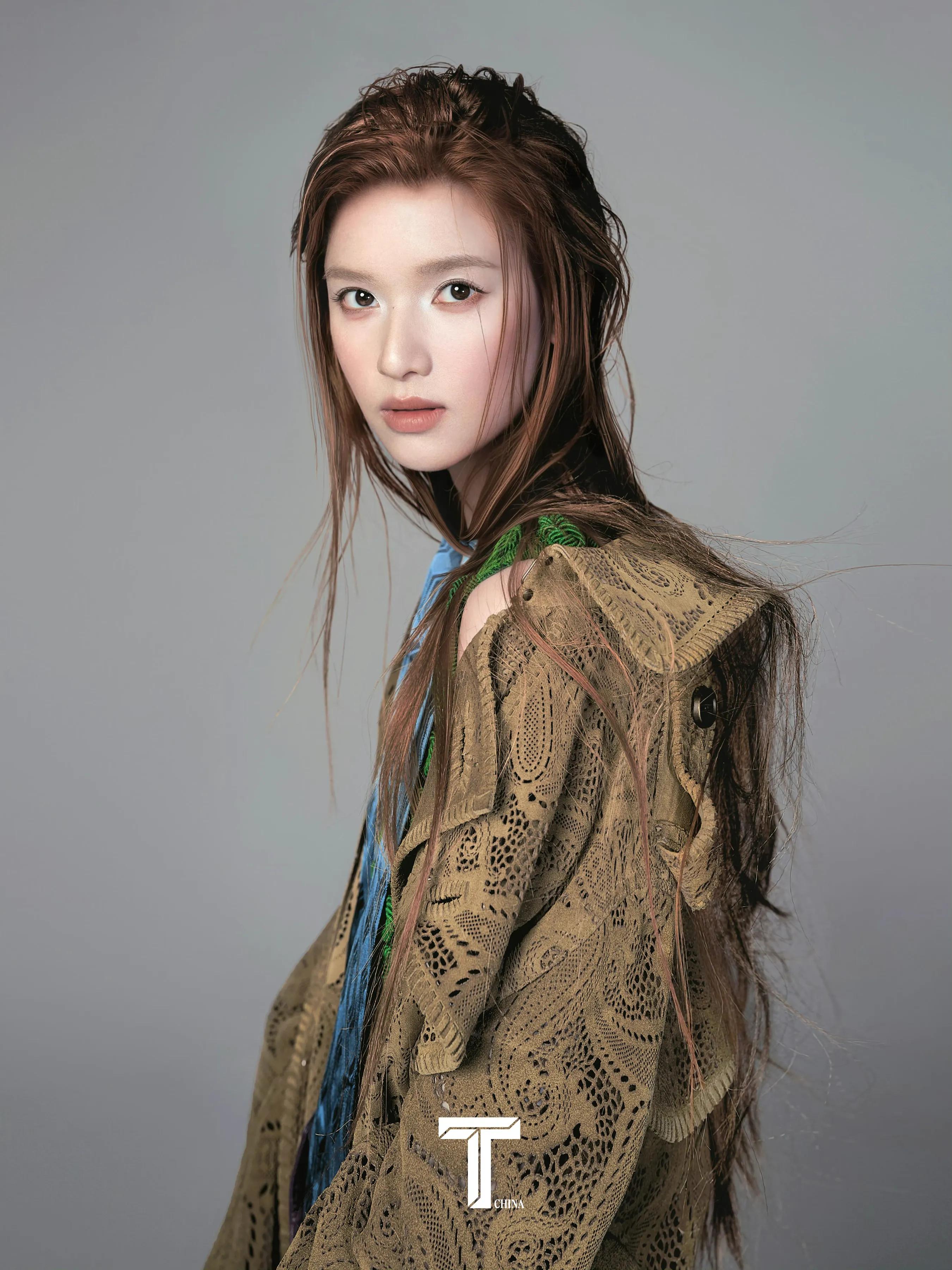 张婧仪最新杂志封面大片，湿发自由浪漫的野性美