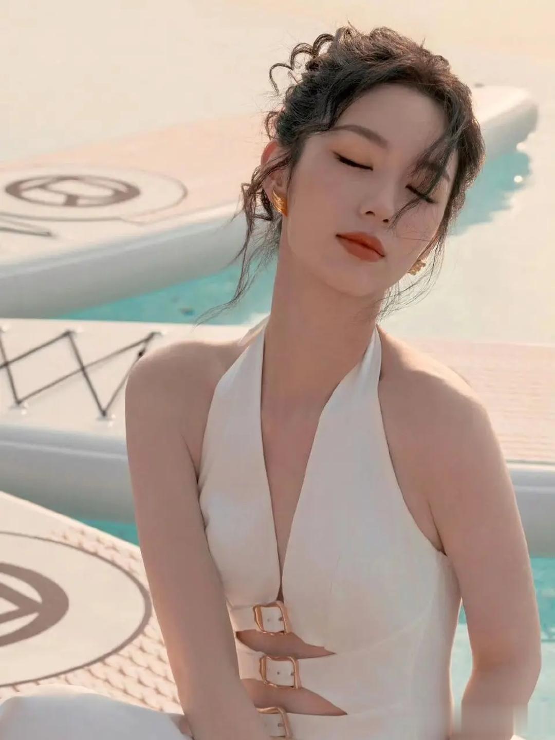 周也挂脖镂空白裙，清冷女神