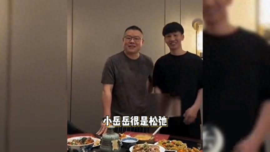 岳云鹏除夕带徒弟吃年夜饭，一桌子全是大鱼大肉，没上春晚...