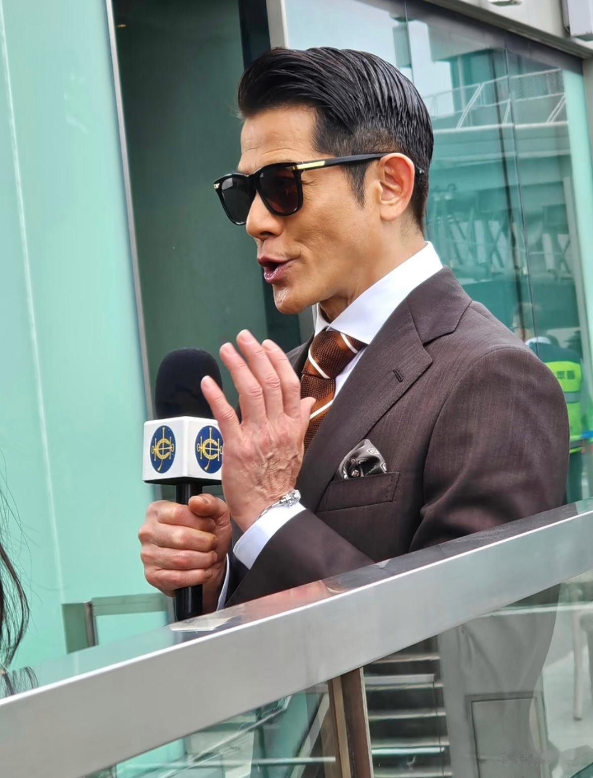 61岁郭富城春晚后苍老一圈！赛马会怼脸拍显疲惫，颈纹褶子藏不住